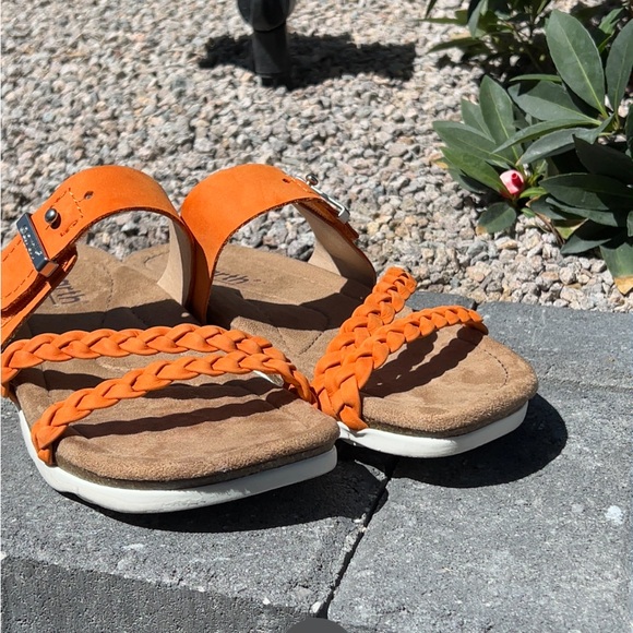 Earth Suede Sandals Size 6M - Picture 5 of 8